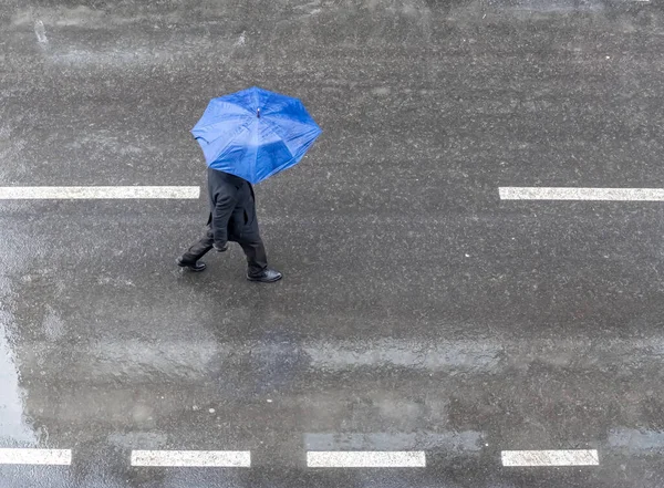 Una Foto Aerea Uomo Con Ombrello Blu Che Cammina Sulla — Foto Stock