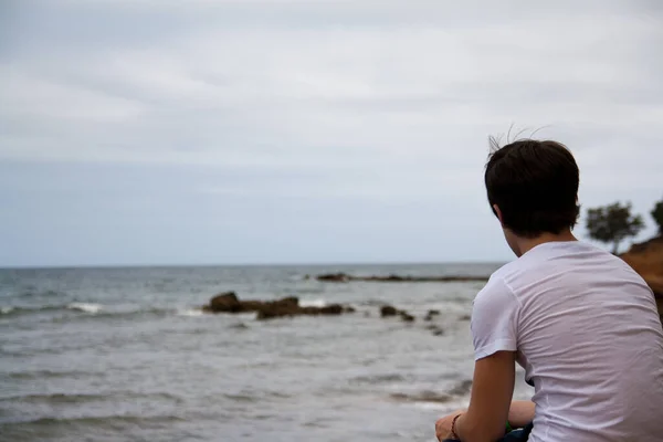 Gars Méconnaissable Assis Sur Côte Regardant Mer Concept Réalisation Soi — Photo