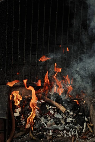 Függőleges Közelkép Lángok Faszén Hogy Égett Hogy Egy Barbecue — Stock Fotó