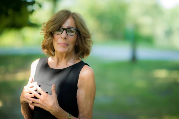 Porträt Einer Eleganten Älteren Frau Mit Kurzen Haaren — Stockfoto