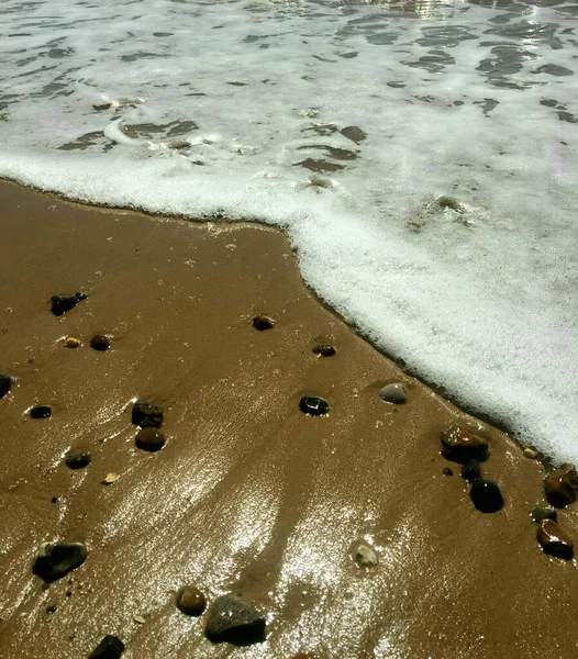 Die Wellen Des Meeres Spülen Den Sandstrand — Stockfoto