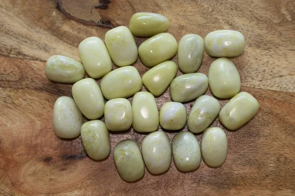 Górny Wgląd Masła Jadeitowe Kamienie Drewnianej Powierzchni — Zdjęcie stockowe