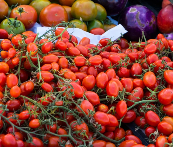 Ein Vertikaler Schuss Frischer Kirschtomaten — Stockfoto