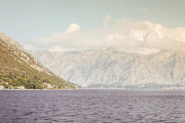 Eine Nahaufnahme Des Meeres Und Der Berge Ufer Einem Hellen — Stockfoto