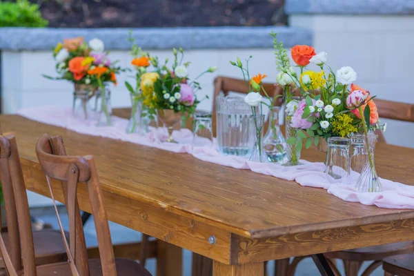 Die Schönen Floralen Kompositionen Auf Einem Tisch — Stockfoto