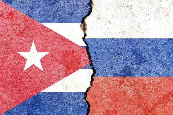 キューバとロシアの旗は 風化した壊れた壁に描かれた 政治的紛争の概念 — ストック写真