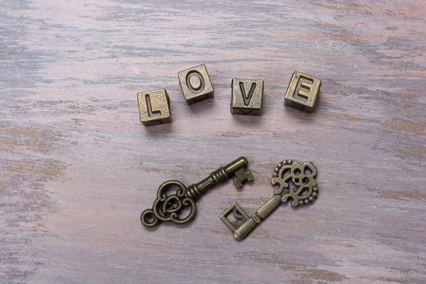 Górny Widok Kluczy Drzwiowych Metalowych Kostek Napisem Love — Zdjęcie stockowe