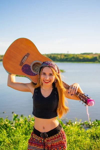 Een Mooie Blonde Argentijnse Vrouw Met Een Gitaar Haar Schouders — Stockfoto