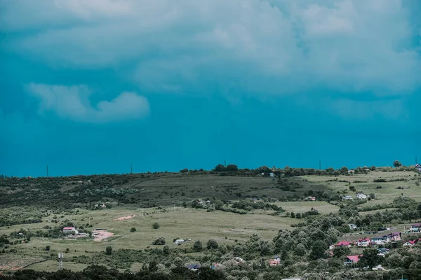 Μια Ειρηνική Θέα Στο Χωριό Από Χωράφια Μπλε Συννεφιασμένο Ουρανό — Φωτογραφία Αρχείου