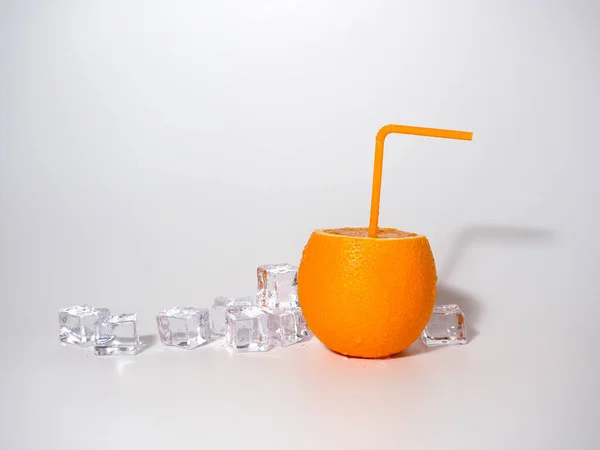 Tubo Beber Uma Laranja Inteira Fresca Com Gelo — Fotografia de Stock