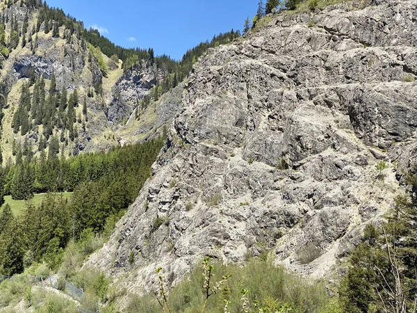 Eine Landschaft Aus Felsigen Hügeln Mit Viel Grün Unter Dem — Stockfoto