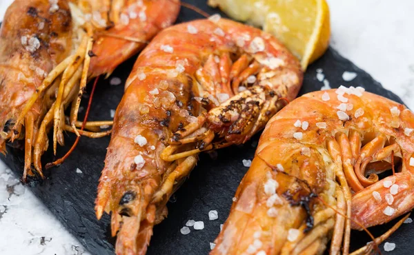 Une Image Rapprochée Crevettes Frites Sel Mer Citron — Photo