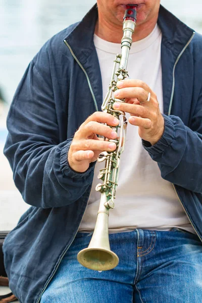 Крупный План Музыканта Играющего Белый Бассет Кларнет Сидящего Улице — стоковое фото
