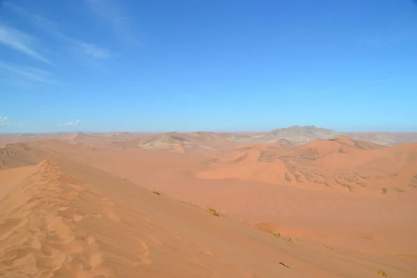 Uma Paisagem Serena Deserto Dourado Sob Céu Azul Claro Namíbia — Fotografia de Stock