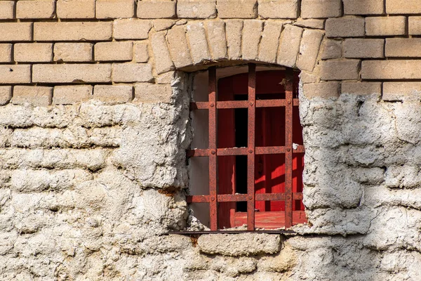 Veduta Muro Mattoni Con Una Piccola Vecchia Finestra Sbarrata — Foto Stock