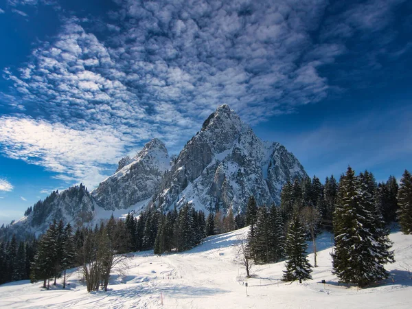 Una Vista Fascinante Hermosas Montañas Cubiertas Nieve —  Fotos de Stock