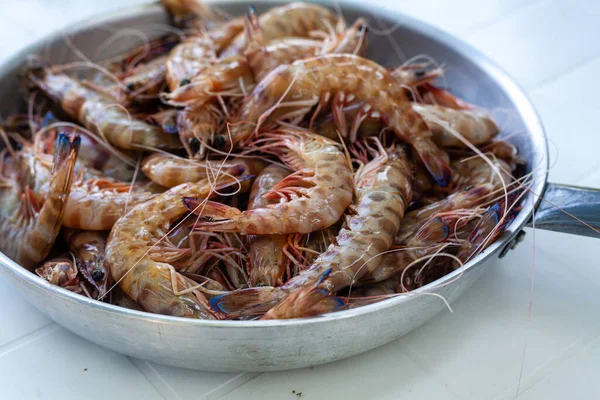 Close Uma Frigideira Cheia Camarões Uma Frigideira Com Camarões Selvagens — Fotografia de Stock