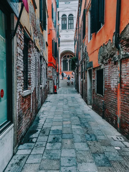 日光の古いヨーロッパの建物の間の狭い路地 — ストック写真