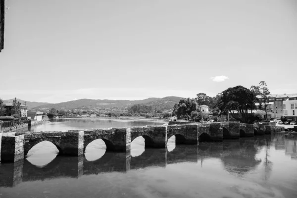 Una Toma Escala Grises Del Puente Ramallosa Sobre Río España — Foto de Stock