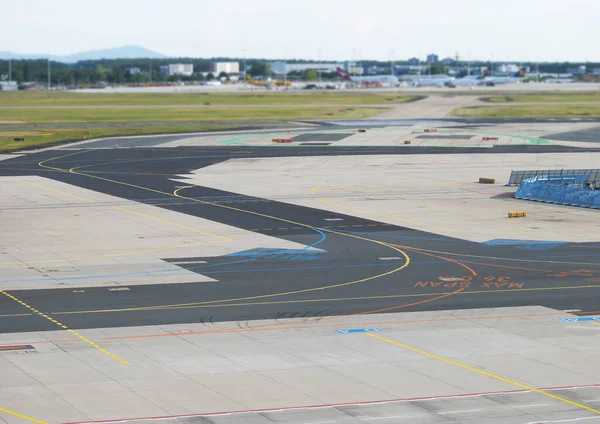 Uma Foto Pista Aviões Aeroporto Frankfurt — Fotografia de Stock