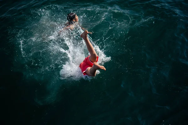 Ein Malerischer Blick Auf Menschen Die Ins Wasser Springen Und — Stockfoto