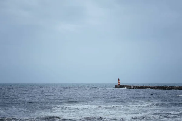 Mar Ondulando Com Cais Pedra Sob Céu Nublado — Fotografia de Stock