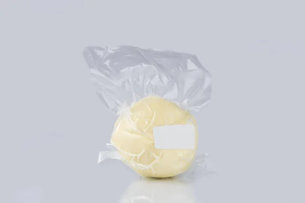 Eine Nahaufnahme Von Weißem Käse Einer Plastiktüte Auf Blauem Hintergrund — Stockfoto