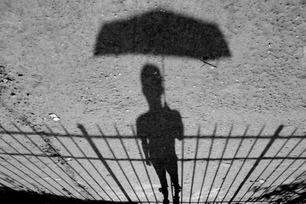 Une Photo Niveaux Gris Garçon Avec Parapluie — Photo