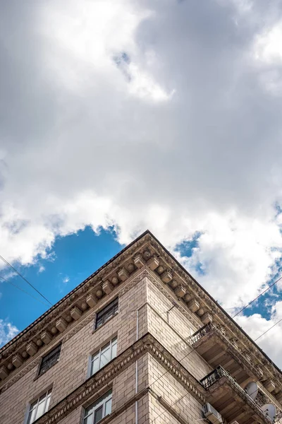 Låg Vinkel Syn Brun Byggnad Och Blå Molnig Himmel Vertikalt — Stockfoto