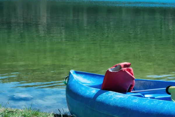湖底一艘蓝色的船 — 图库照片