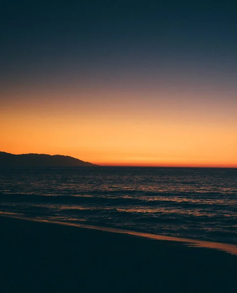 Захватывающий Снимок Закатного Неба Над Спокойным Морем — стоковое фото