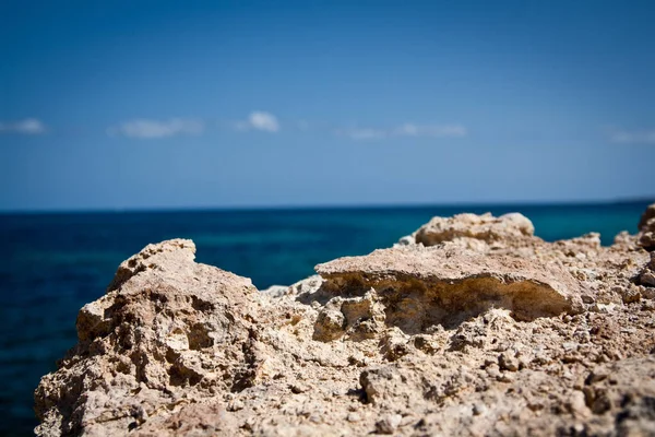 Arka Planda Bulanık Deniz Manzarası Gökyüzü Olan Bir Kayanın Zirvesi — Stok fotoğraf