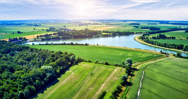 Μια Όμορφη Θέα Ενός Ποταμού Που Περιβάλλεται Από Αγροκτήματα Κάτω — Φωτογραφία Αρχείου