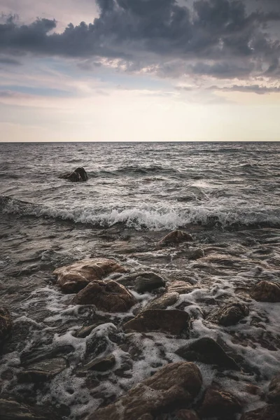 Een Verticaal Shot Van Een Wankele Kustlijn Voor Behang Achtergrond — Stockfoto