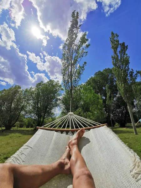 Egy Függőleges Felvétel Egy Férfi Lábáról Aki Függőágyon Fekszik Parkban — Stock Fotó