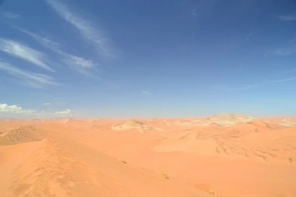 Uma Paisagem Serena Deserto Dourado Sob Céu Azul Claro Namíbia — Fotografia de Stock