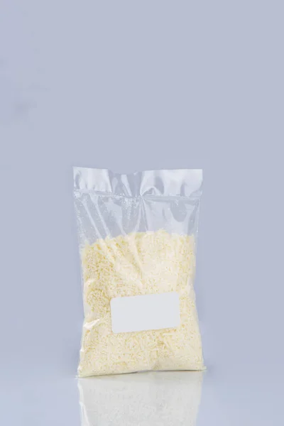 Plan Vertical Fromage Blanc Dans Sac Plastique Sur Fond Bleu — Photo