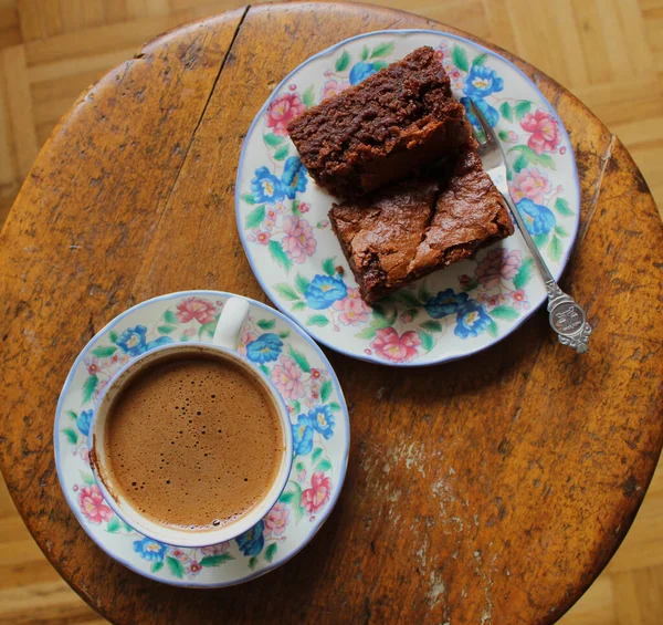 Μια Κορυφαία Άποψη Του Ένα Φλιτζάνι Καφέ Και Φρεσκοψημένα Brownies — Φωτογραφία Αρχείου