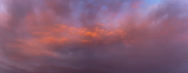 Nuvens Dispersão Frente Nuvem Dramaticamente Iluminada Mostrando Textura Detalhes Laranja — Fotografia de Stock