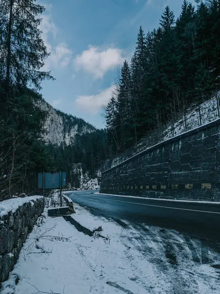 Okropna Sceneria Zamarzniętej Autostrady Przez Śnieżne Góry — Zdjęcie stockowe
