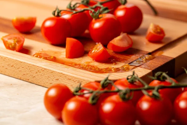 Enfoque Selectivo Tomates Cherry Frescos Una Tabla Cortar Madera — Foto de Stock