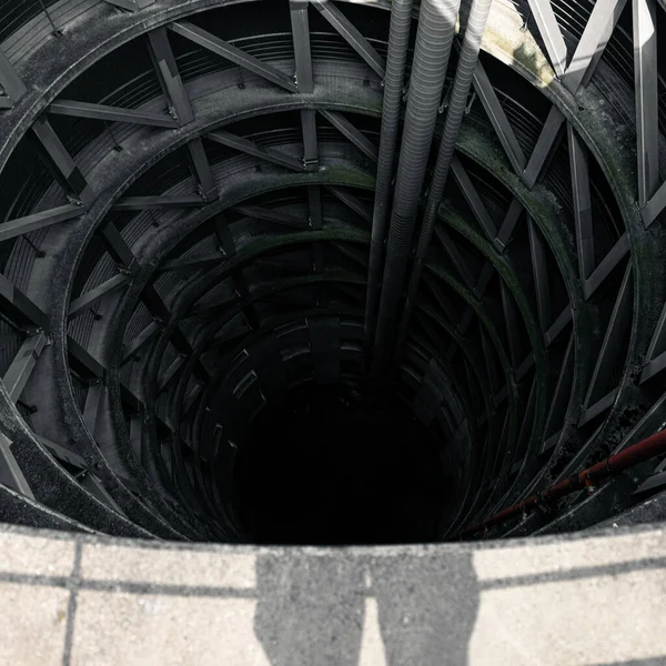 Uma Sobrecarga Metal Torre Circular Dentro Com Design Padrão — Fotografia de Stock