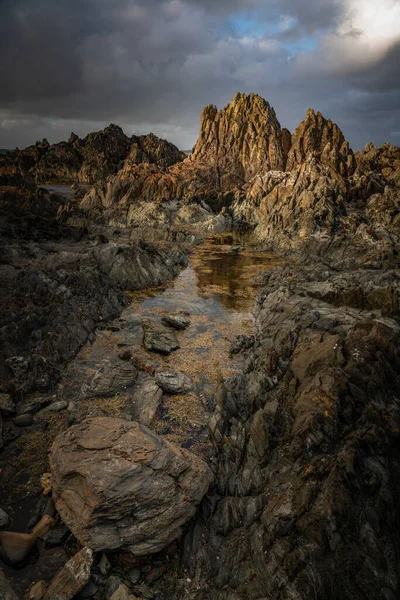Una Vista Fascinante Rocas Envejecidas Hasta 500 Millones Años Costa —  Fotos de Stock