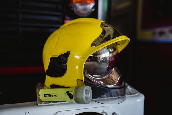 Uma Fotografia Uniforme Extintor Incêndio Constituída Por Calças Protecção Luvas — Fotografia de Stock