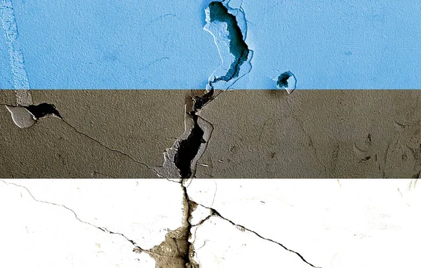 エストニアの国旗が風化した壁に描かれている 政治的紛争の概念 — ストック写真