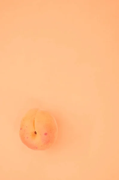 Colpo Verticale Albicocca Arancione Saporita Matura Uno Sfondo Arancione Pastello — Foto Stock