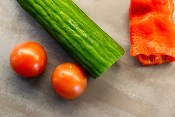 Sebuah Mentimun Segar Cabe Merah Dan Dua Tomat Kecil Permukaan — Stok Foto