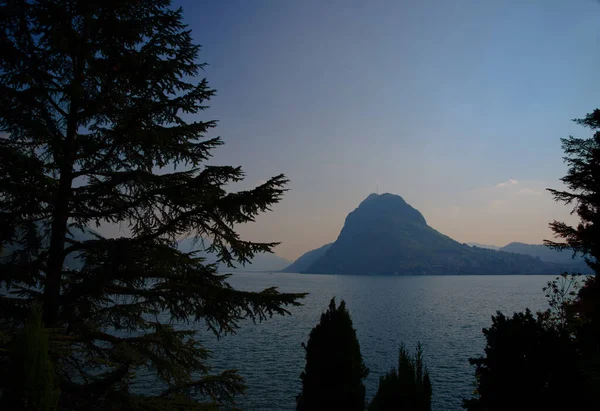 Crepúsculo Lago Alpino Lugano Com Pico Montanha San Salvatore Árvores — Fotografia de Stock