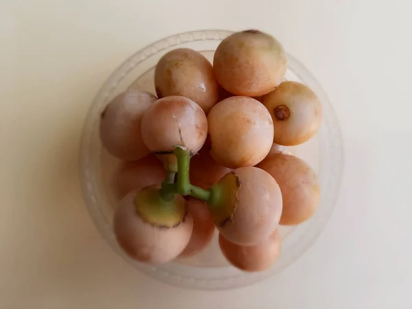 Górny Widok Białych Winogron Przezroczystym Wazonie — Zdjęcie stockowe