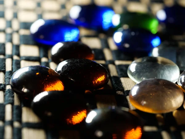Närbild Små Runda Brädspel Polletter Med Neonljus Reflekterar Dem Checkerboard — Stockfoto